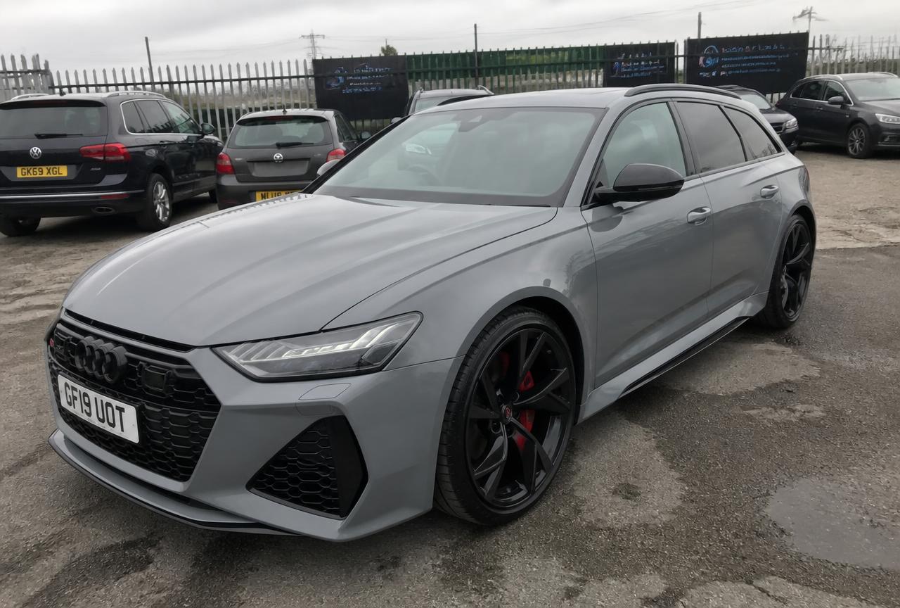 Vorher · Handyfoto: Audi RS6 Avant auf dem Hof, flauses Licht, unruhiger Hintergrund